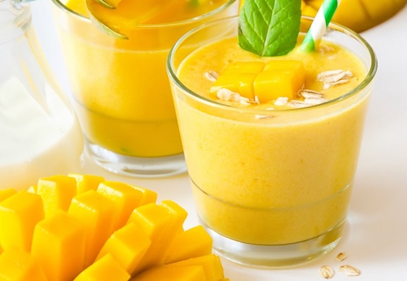 Ljubitelji manga boste navdušeni nad mango smoothiejem s konopljinimi semeni in sojinim jogurtom. (Vir: timemart)