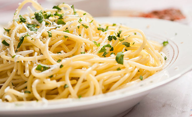 Tudi samo s špageti, česnom in oljčnim oljem lahko ustvarite izvrstno kosilo! (Vir: thecookingmom)