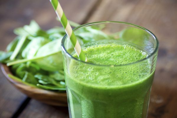 Špinačni smoothie, zakladnica vitaminov. (Vir: RawFamily)