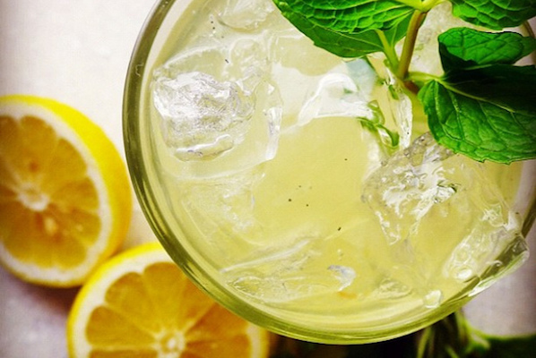 Limonada z žličko MSM-ja bo okrepila vaše lase, kožo in nohte. (Vir: wonderworkingwor)
