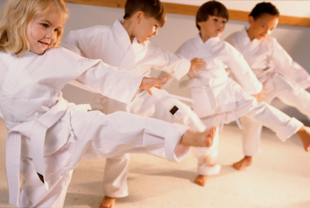 Borilne veščine brez močnih udarcev, kot so karate, judo in sabljanje, so za otroke primerne in tudi zabavne. Boksu, kickboxu in mma-ju pa se raje izognite pred koncem osnovne šole. (Vir: focusmartialarts)