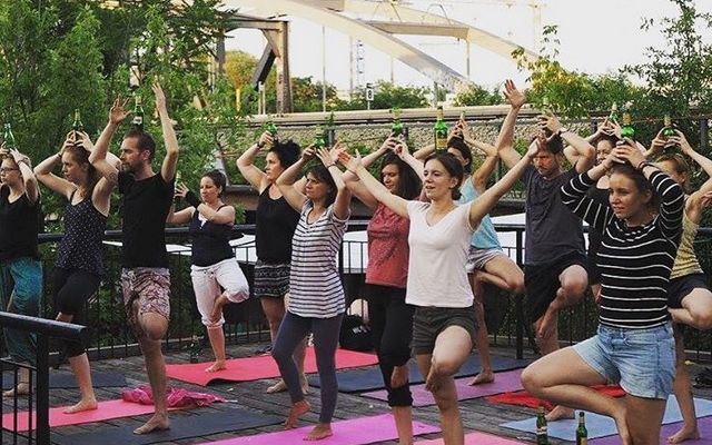 Joga s steklenico piva na glavi. Vir: doyouyoga.com