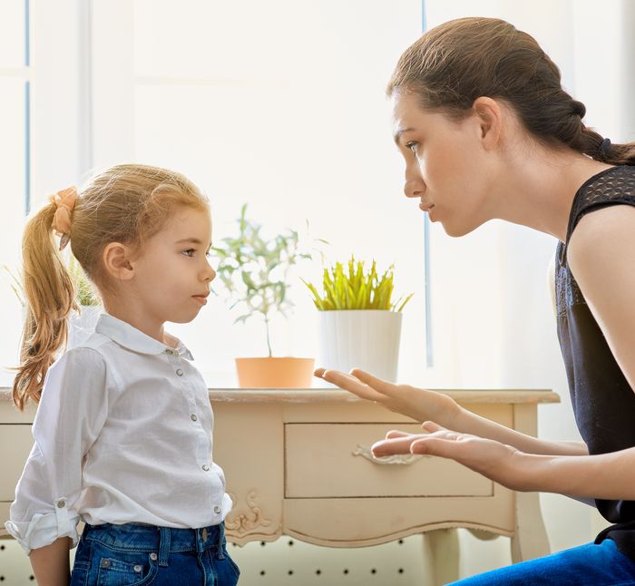 Starši bi se morali naučiti nadzorovati svoje čustvene reakcije do otrok. Vir: psychologytoday.com