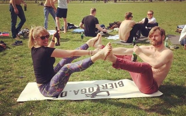 Joga s pivom je zelo zabavna. Vir: popsugar.com
