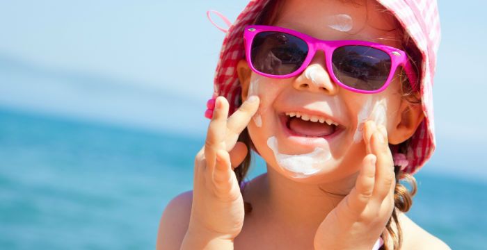 Poskrbite za to, da bo otrok v vsakem trenutku namazan z zaščitno kremo. Vir: www.thomascook.com